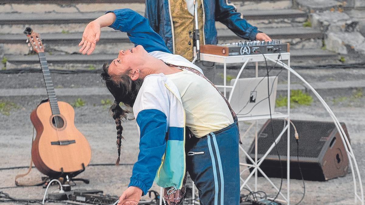 Argazkian Alicia Rechac kale-ikuskizuneko une batean.