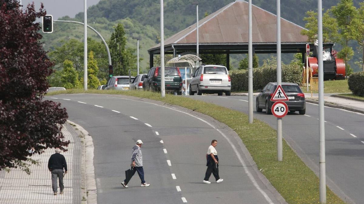 Paseo de Otxoki, en Intxaurrondo, donde se produjo el fallecimiento de un operario ayer.