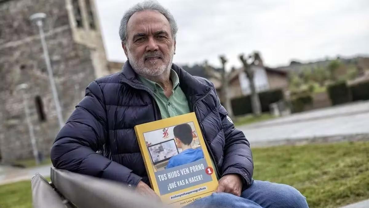 Jose Luis García, en una foto de archivo con su libro.