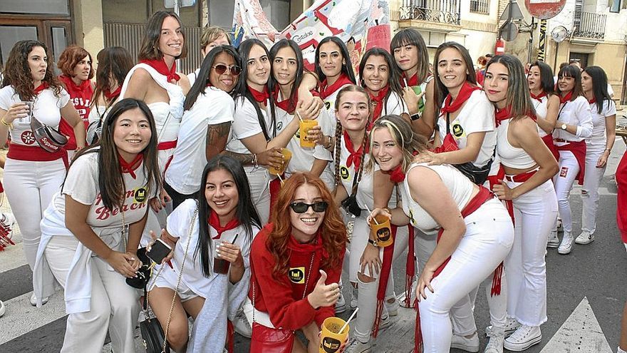 Varias chicas posan con sus bebidas, preparadas para la fiesta. | FOTO: FIRMA