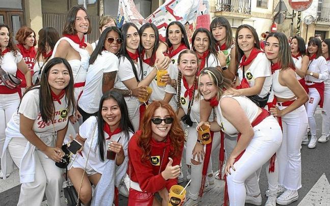 Varias chicas posan con sus bebidas, preparadas para la fiesta. | FOTO: FIRMA Varias chicas posan con sus bebidas, preparadas para la fiesta. | FOTO: FIRMA