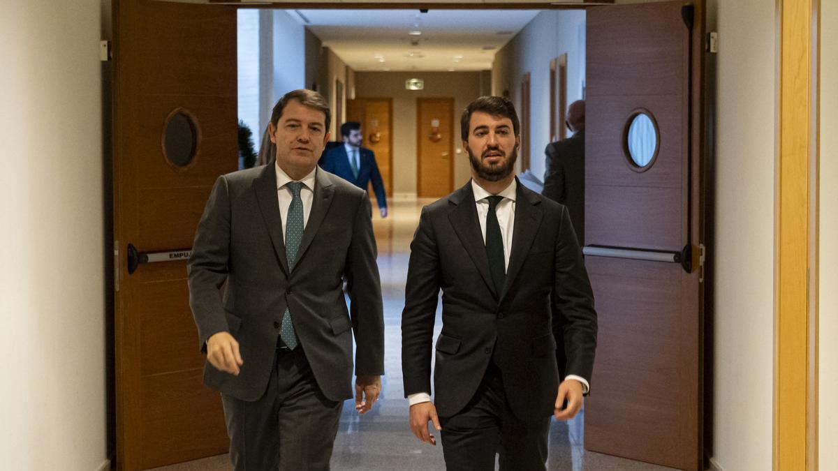El vicepresidente de la Junta, Juan García-Gallardo, y el presidente de la Junta de Castilla y León, Alfonso Fernández Mañueco.
