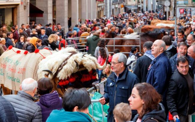 Una multitud en torno al ganado de la feria de San Andres 2018, en Eibar
