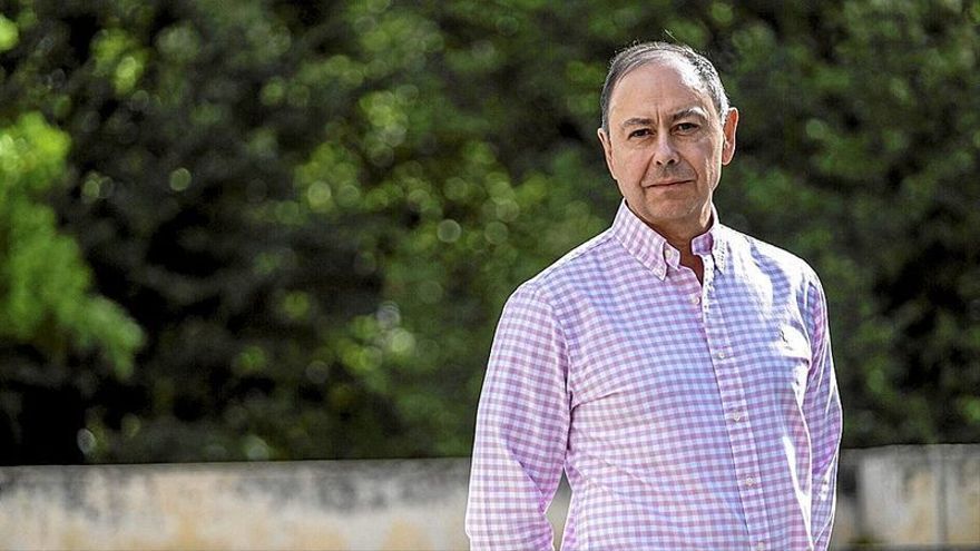 José Ángel Andrés, a las puertas del edificio de Civican, en la avenida de Pío XII de Pamplona.