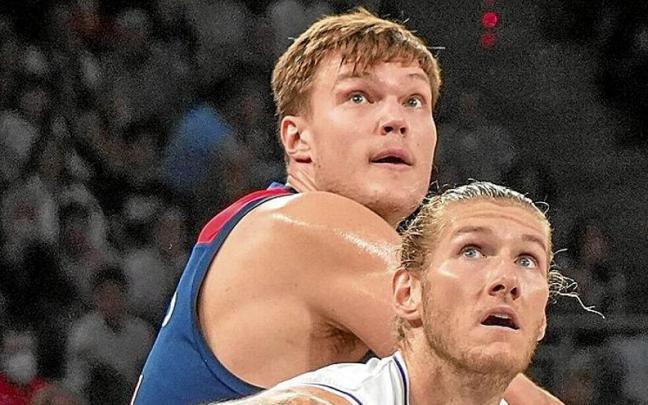 Kotsar, que pugna con Osetkowski en el partido ante Unicaja, se las verá con Lessort y Leday. | FOTO: JORGE MUÑOZ