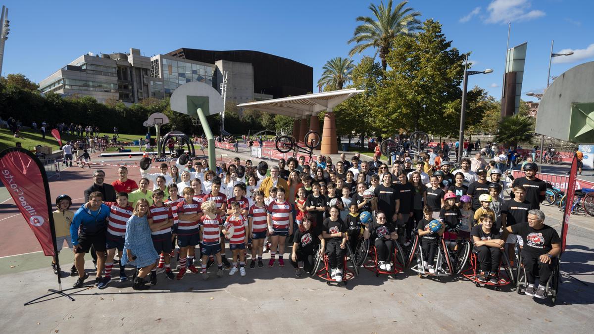 Foto de familia de los asistentes a esta primera jornada del programa Auzo Active.