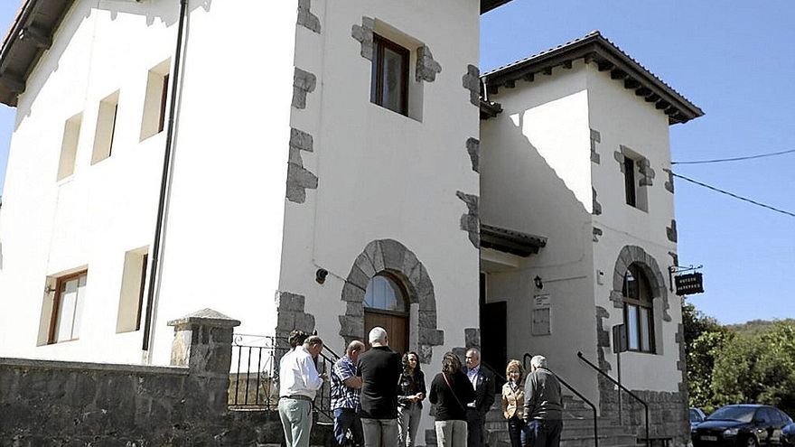 Momento de la visita institucional ayer al albergue con el vicepresidente Aierdi a la cabeza.