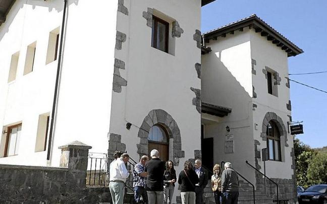 Momento de la visita institucional ayer al albergue con el vicepresidente Aierdi a la cabeza. Momento de la visita institucional ayer al albergue con el vicepresidente Aierdi a la cabeza.