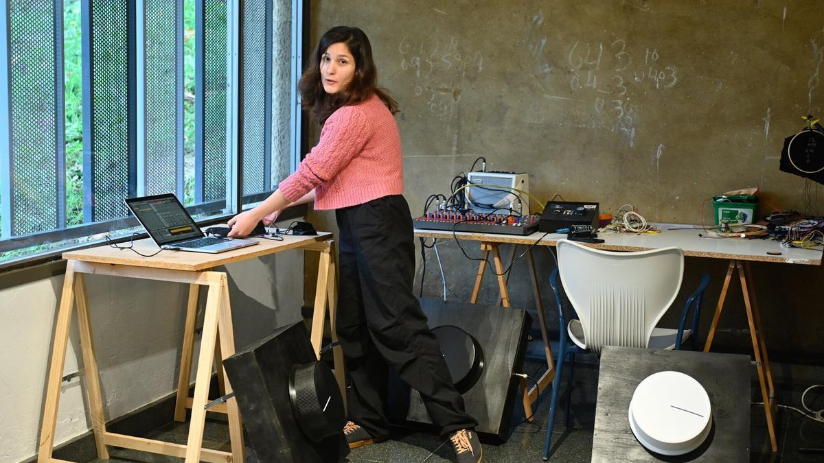 La artista residente Lucía Chamorro explica su creación 'Escuchas Híbridas'.