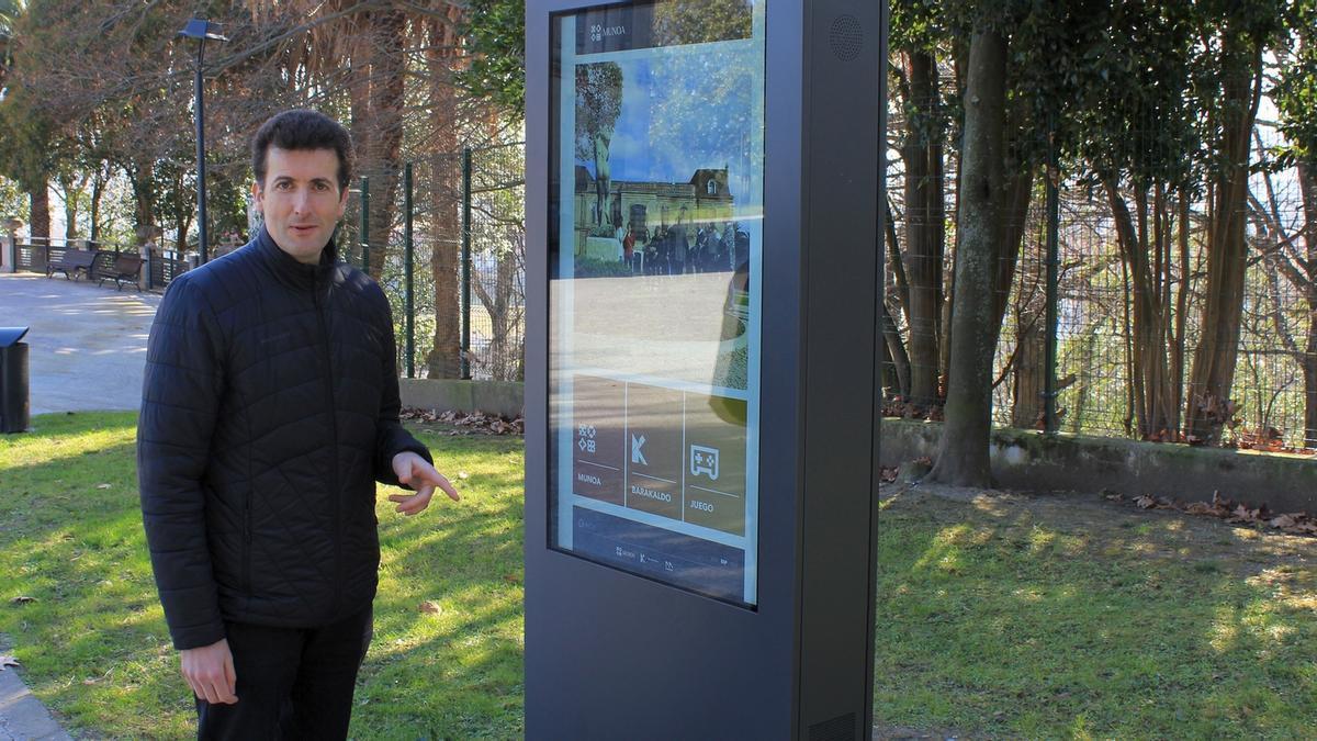 Gorka Zubiaurre, junto al nuevo panel electrónico.