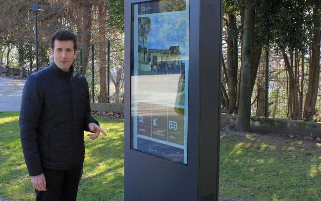 Gorka Zubiaurre, junto al nuevo panel electrónico.
