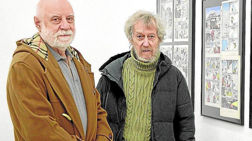 El escritor Javier Mina y el dibujante Pedro Osés en la galería Altxerri, donde exponen las ilustraciones de ‘Non gogoa...’.