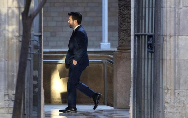 Pere Aragon&egrave;s, dirigi&eacute;ndose ayer a la reuni&oacute;n semanal del Govern.