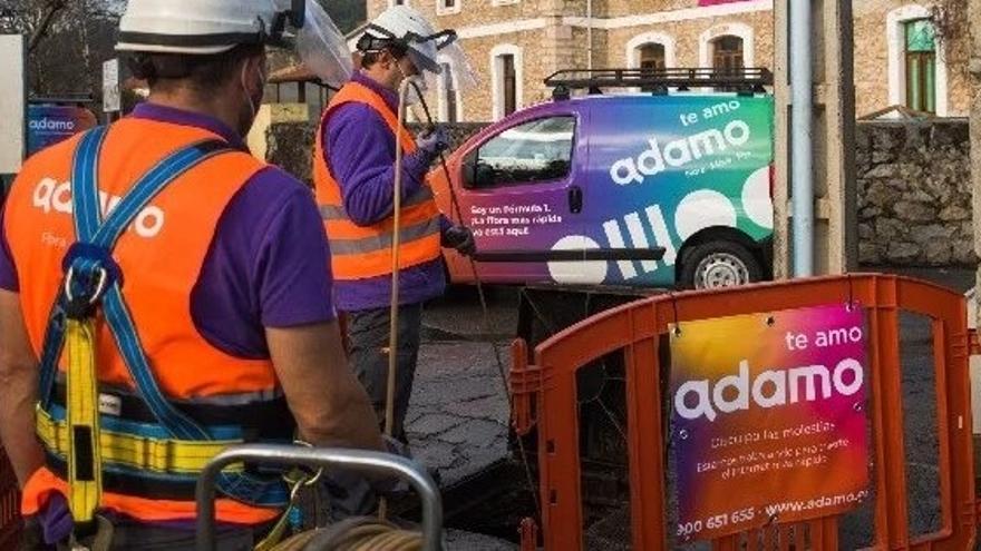 T&eacute;cnicos de Adamo trabajando en una localidad.