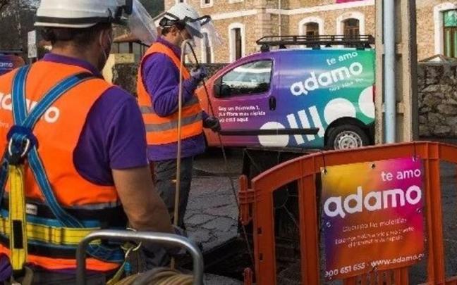 T&eacute;cnicos de Adamo trabajando en una localidad.