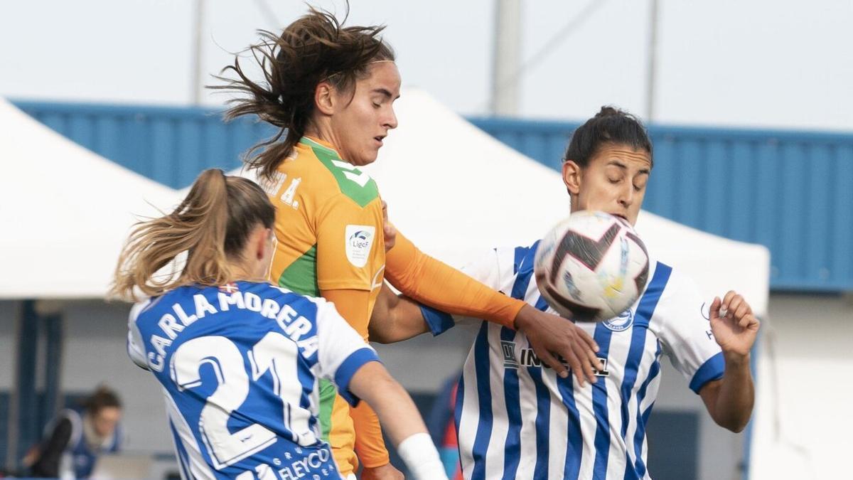 Elba Verges y Carla Morera pelea por un balón con Carmen Álvarez en el choque de este domingo