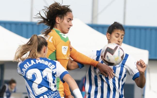 Elba Verges y Carla Morera pelea por un balón con Carmen Álvarez en el choque de este domingo