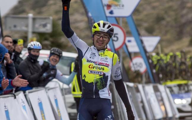 Kobe Goossens festeja la victoria.
