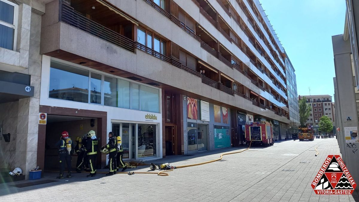 Arde un coche en un garaje de Vitoria