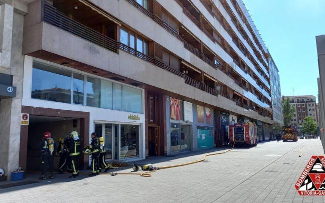 Arde un coche en un garaje de Vitoria Arde un coche en un garaje de Vitoria