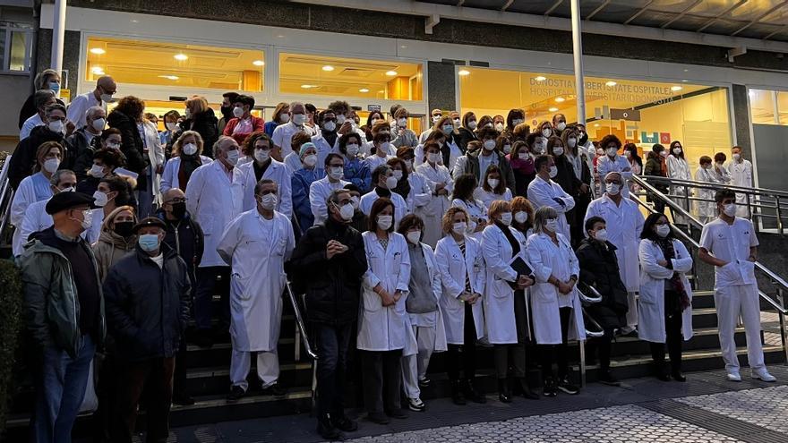 Concentración de los jefes de servicio del Hospital Donostia, este lunes