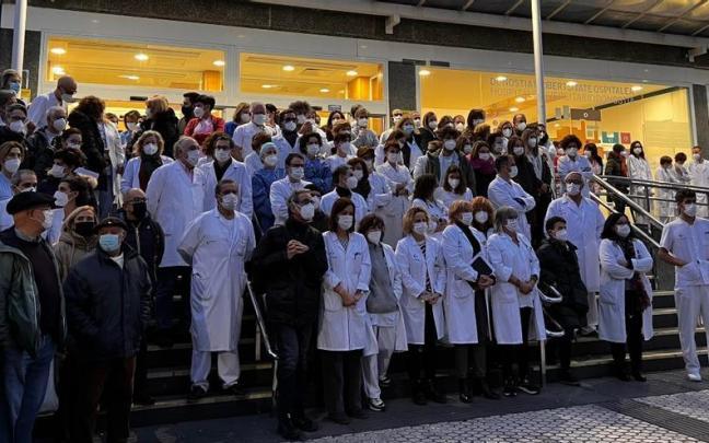 Concentración de los jefes de servicio del Hospital Donostia, este lunes