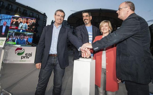 Markel Olano, Eneko Goia, Eider Mendoza y Joseba Egibar, en el acto de comienzo de una campaña electoral. Markel Olano, Eneko Goia, Eider Mendoza y Joseba Egibar, en el acto de comienzo de una campaña electoral.