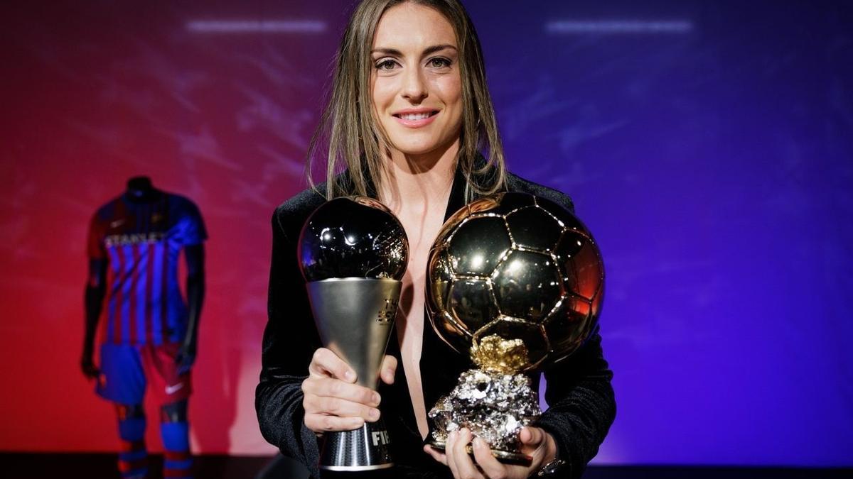 Alexia Putellas posa con los trofeos del The Best y el Balón de Oro.
