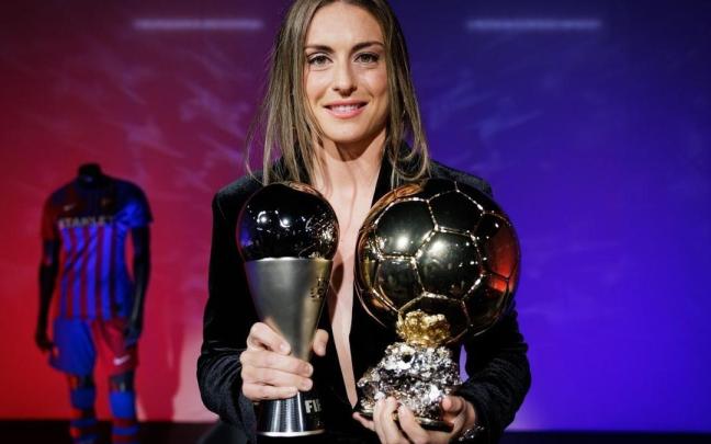 Alexia Putellas posa con los trofeos del The Best y el Balón de Oro.