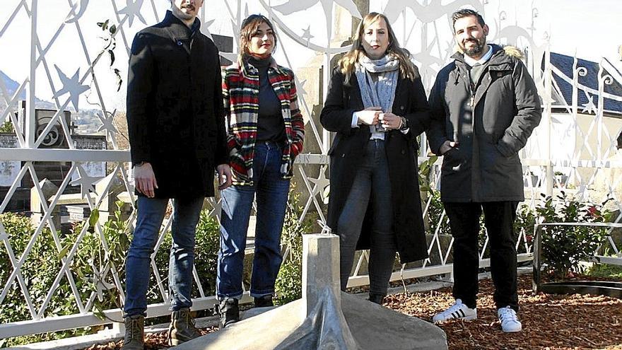 &lsquo;Izan zirelako&rsquo; espazioan, alkatea, Sahatsa Jauregi eta Esti Zeberio eta Dani Llopis.