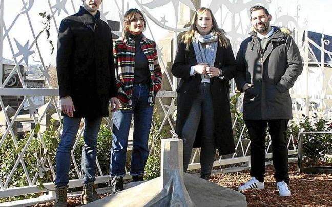 &lsquo;Izan zirelako&rsquo; espazioan, alkatea, Sahatsa Jauregi eta Esti Zeberio eta Dani Llopis.