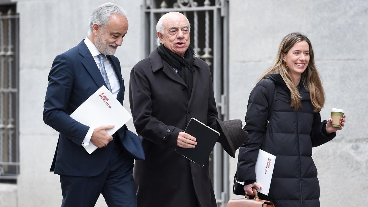 El expresidente del BBVA Francisco González (c) y su abogado, Jesús Santos, llegan a la sede de la Audiencia Nacional.