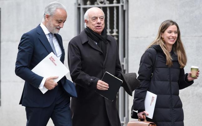 El expresidente del BBVA Francisco González (c) y su abogado, Jesús Santos, llegan a la sede de la Audiencia Nacional.