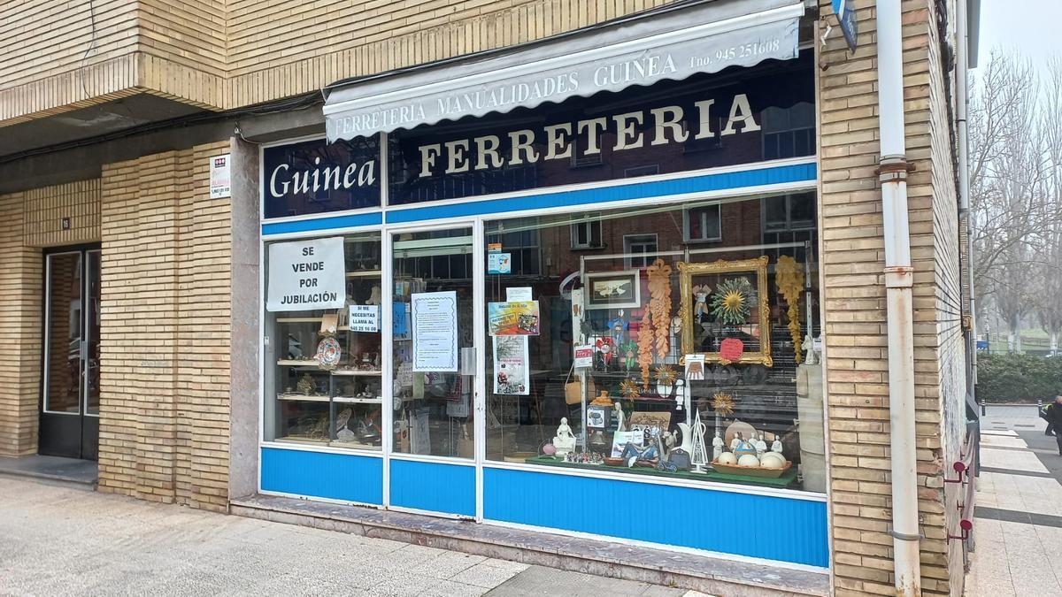 El escaparate de la Ferretería Guinea en la calle Andalucía