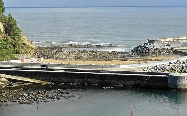 Acceso al dique de abrigo de Mutriku, completamente vallado para ejecutar las obras. Acceso al dique de abrigo de Mutriku, completamente vallado para ejecutar las obras.