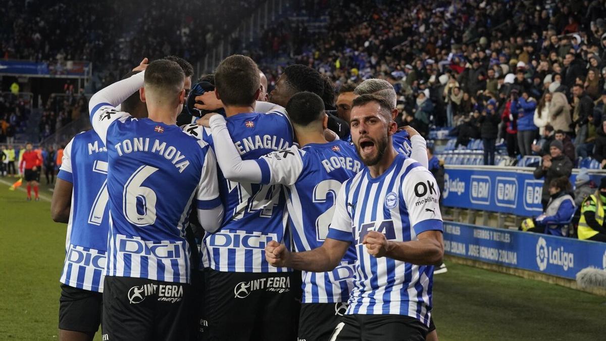 Piña albiazul para celebrar uno de los goles ante el Eibar.