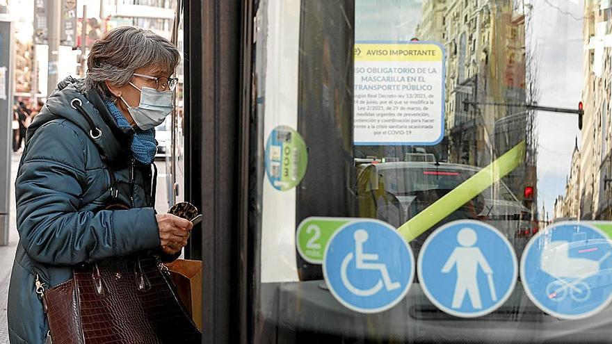 Los ciudadanos llevan más de 30 meses usando de forma obligatoria la mascarilla en los autobuses. | FOTO: EFE