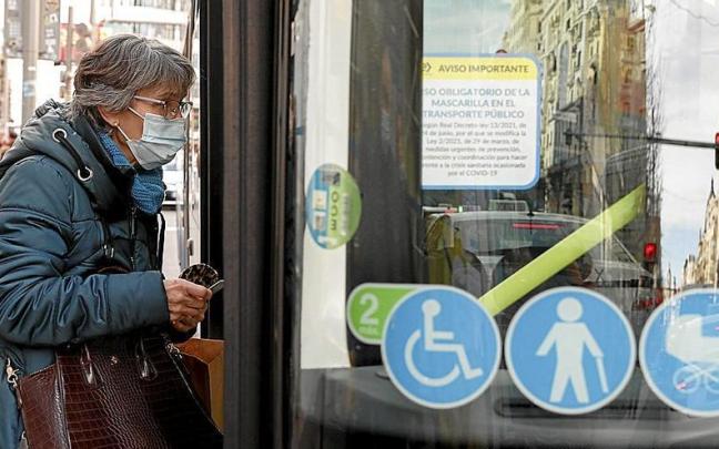 Los ciudadanos llevan más de 30 meses usando de forma obligatoria la mascarilla en los autobuses. | FOTO: EFE