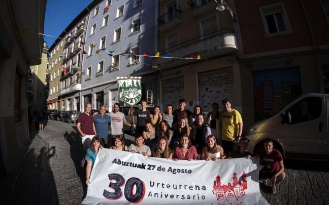 Integrantes de la asociaci&oacute;n Aldezar, que lleva tres d&eacute;cadas tejiendo redes y comunidad en el Casco Viejo.