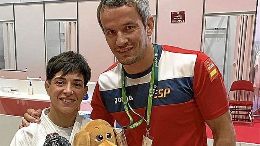 El judoca alavés Sugoi Uriarte posa con la alicantina Ana Pérez, competidora a la que abraza en estas imagenes. El gasteiztarra posa también sobre estas líneas con varios luchadores de su centro de entrenamiento en Valencia.