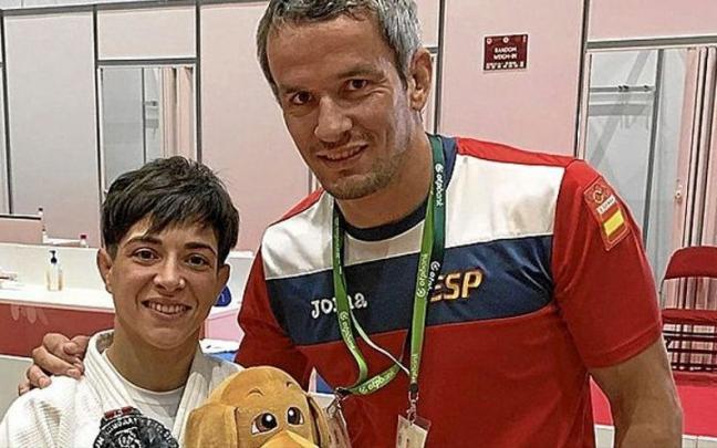 El judoca alavés Sugoi Uriarte posa con la alicantina Ana Pérez, competidora a la que abraza en estas imagenes. El gasteiztarra posa también sobre estas líneas con varios luchadores de su centro de entrenamiento en Valencia. El judoca alavés Sugoi Uriarte posa con la alicantina Ana Pérez, competidora a la que abraza en estas imagenes. El gasteiztarra posa también sobre estas líneas con varios luchadores de su centro de entrenamiento en Valencia.