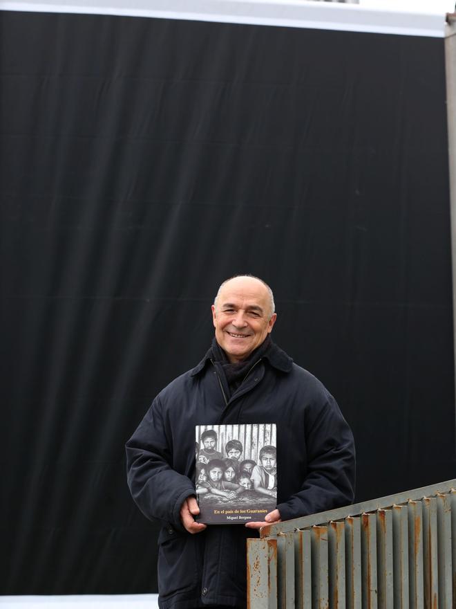 Miguel Bergasa posa con un ejemplar del libro en la plaza de Baluarte de Pamplona.