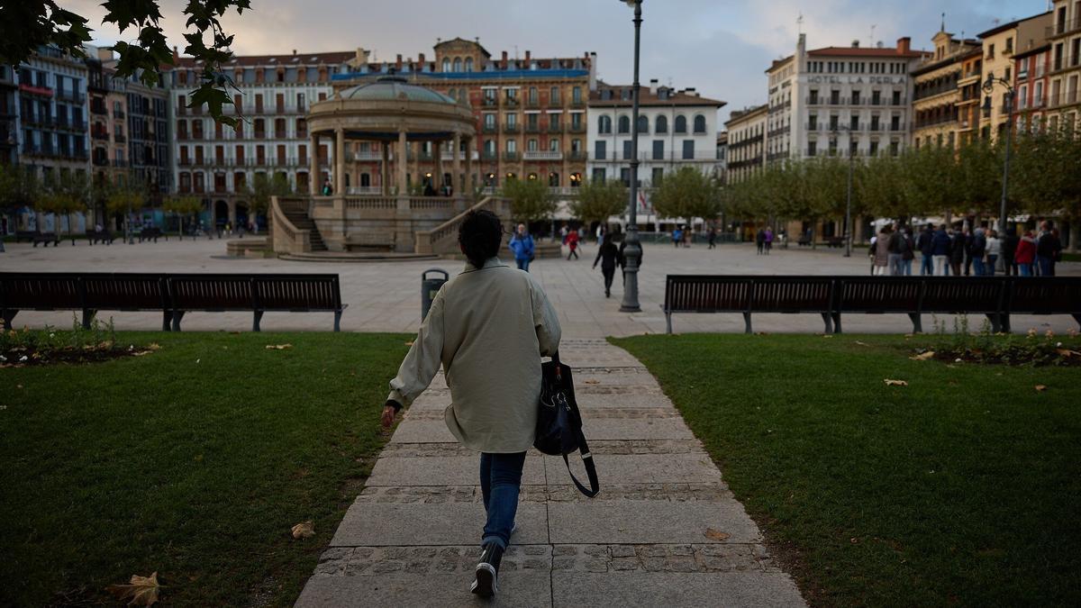 Una mujer camina en dirección a la plaza del Castillo.