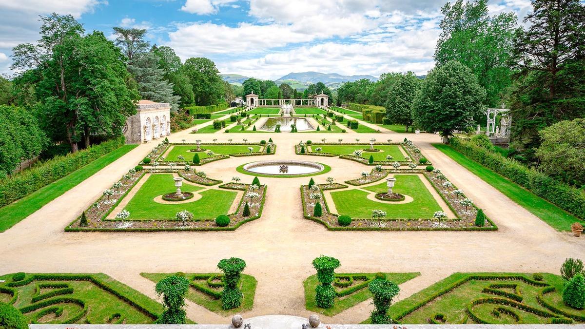 Sus amplios jardines.