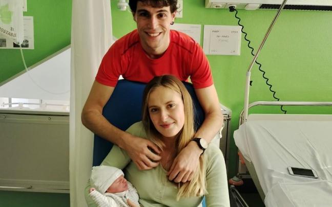 Unai Izagirre y Miren Eceiza, con Manex, el primer niño nacido en Gipuzkoa en 2023