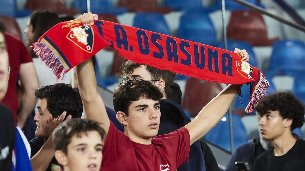 Un aficionado de Osasuna, en la grada del Ciutat de Valencia.