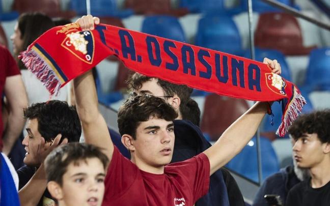 Un aficionado de Osasuna, en la grada del Ciutat de Valencia. Un aficionado de Osasuna, en la grada del Ciutat de Valencia.