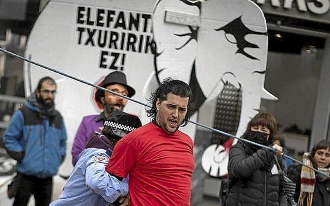 Parte del 'show' que acompañó a la marcha del elefante blanco en 2021