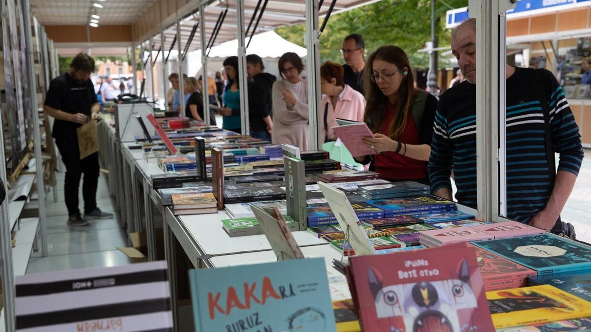 Varias personas visitan los expositores de la 6ª Feria de la Edición.