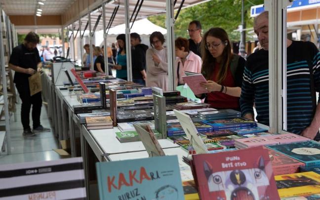 Varias personas visitan los expositores de la 6ª Feria de la Edición.